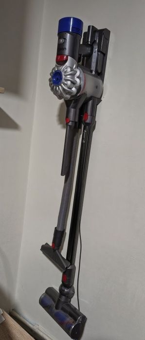Dyson V8 2023 cu acumulator nou