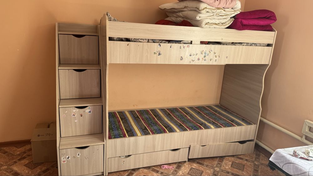 Кровать с шкафчиками и ящиками