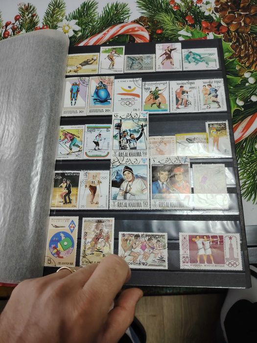 Vând 3 clasoare de timbre+ 1,7 kg timbre