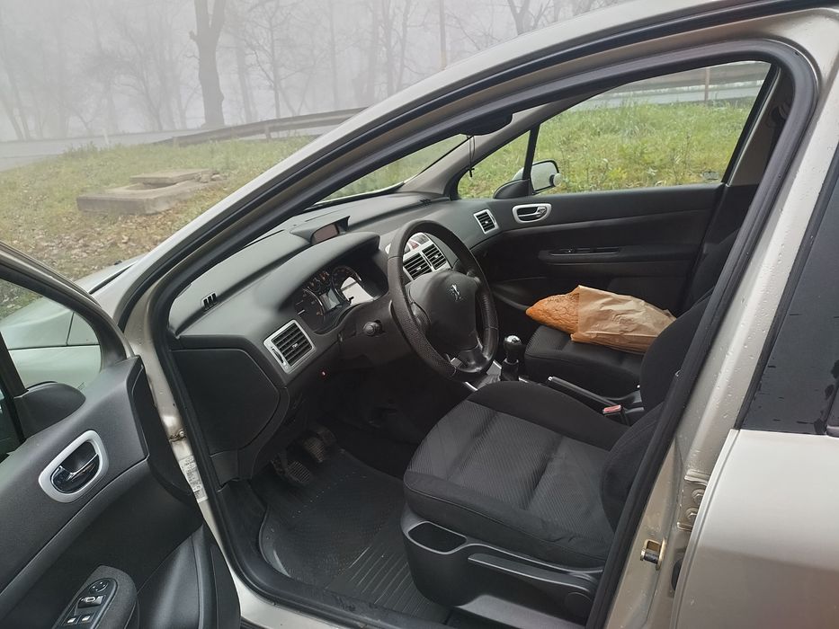 Vând Peugeot 307 diesel cu istoric service. Bun pentru începători sau