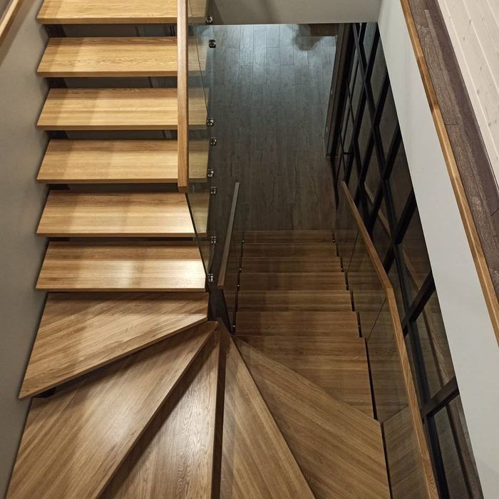 "Wooden stairs" лестница из массива дуба Ёғоч зинапоялар Yog'och zina