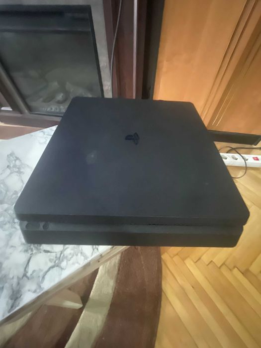 playstation 4 SLIM de 500gb  cu 3 jocuri  si 2 controlere (fornite fifa call of duty )