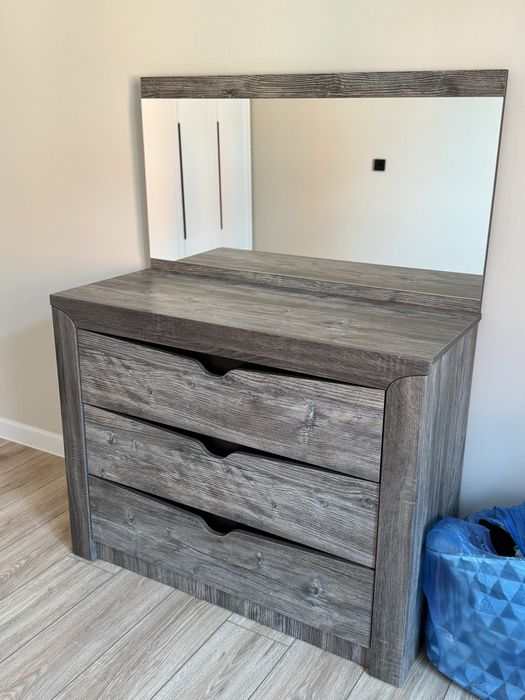 Тумбочки и комод с зеркалом
