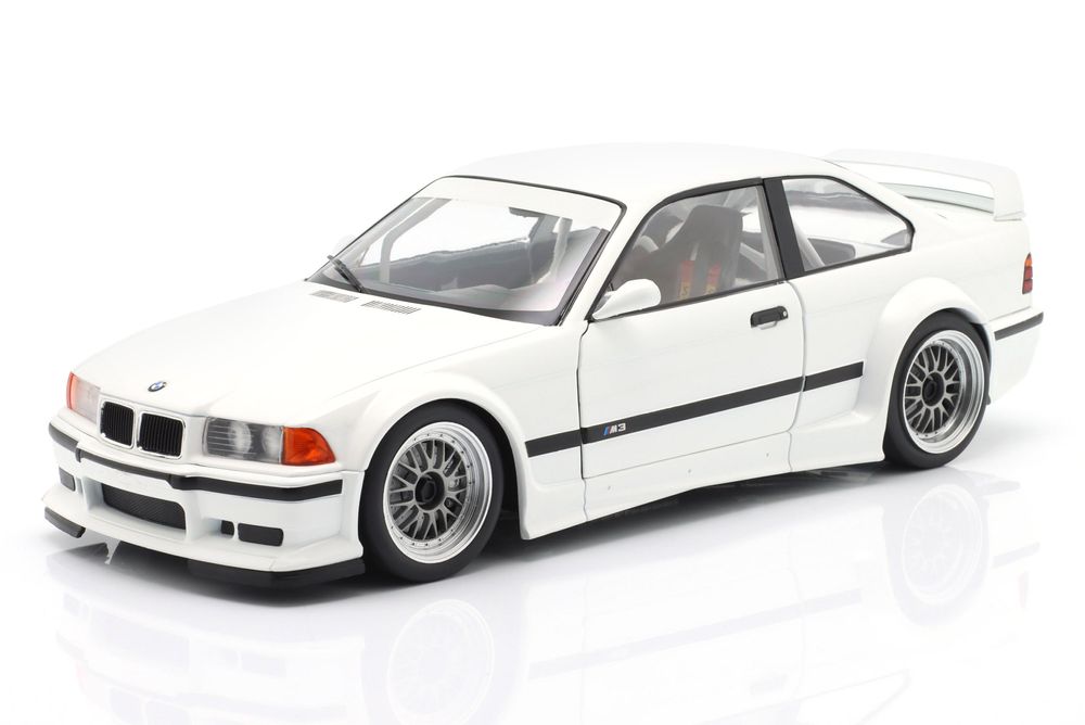 Macheta auto BMW M3 (E36) GTR Plain Body Version 1993 1:18 WERK83