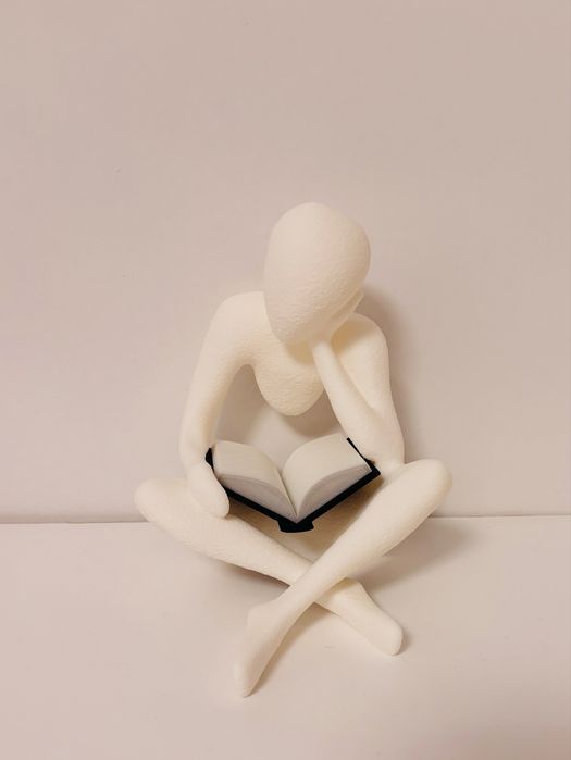 Decoratiune figurina om care citeste nou