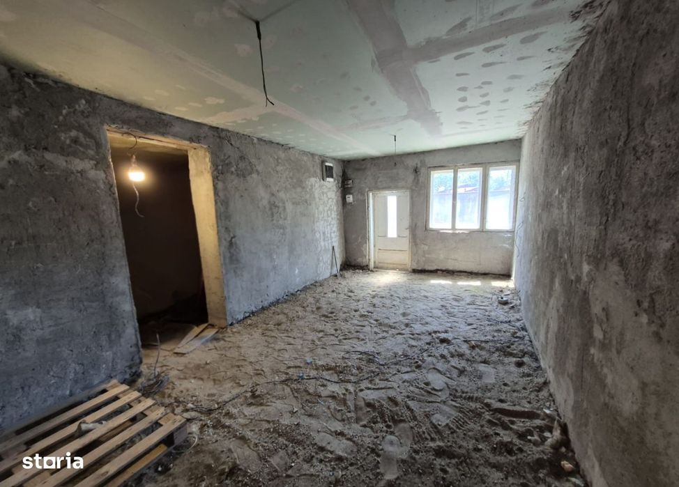Casa 3 camere + , singur in curte