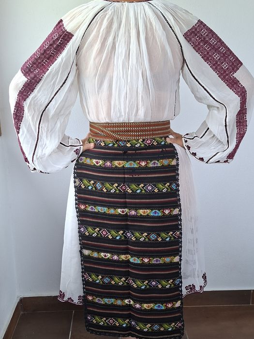 Vind costum traditional din marchizet