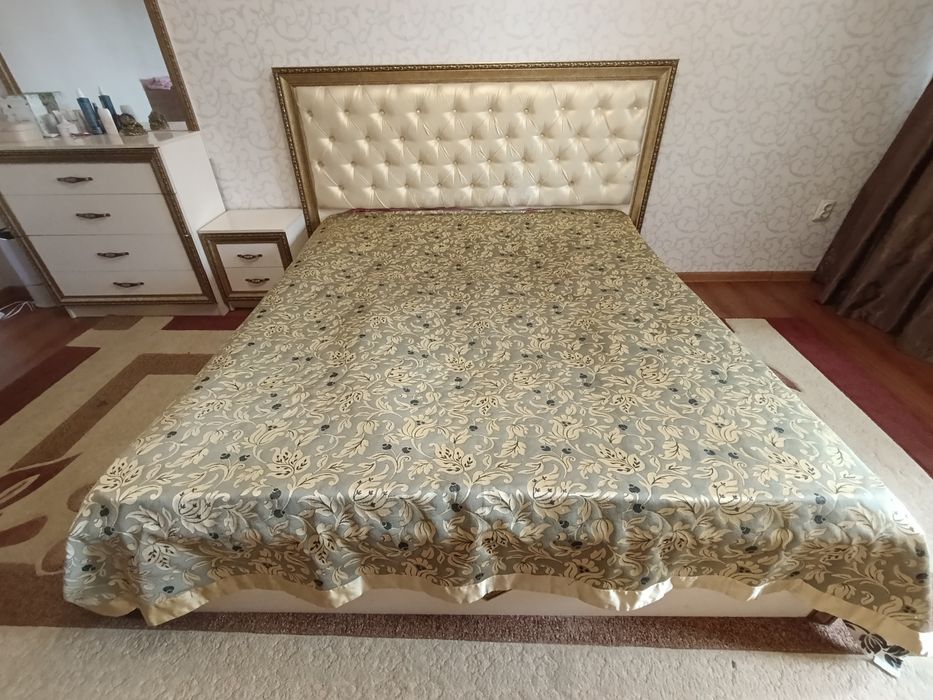 Продаётся спальный гарнитур