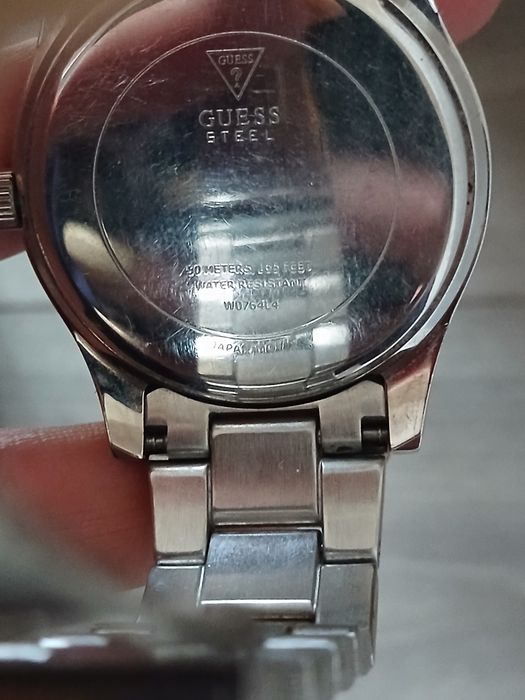 Ceas guess in cutie
