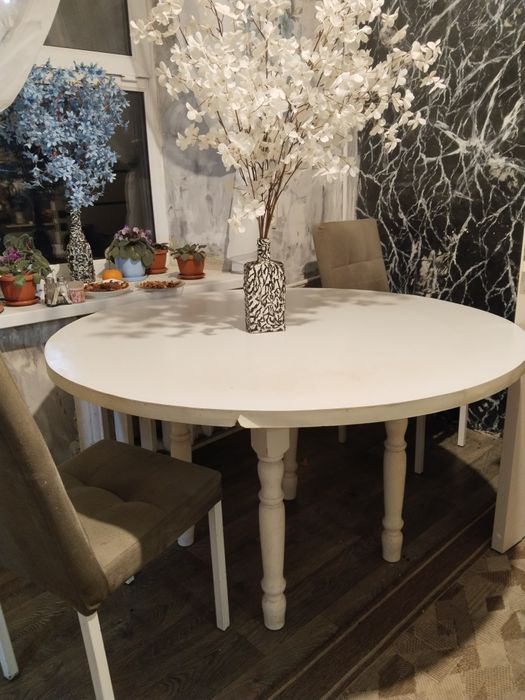 Продам стол белый