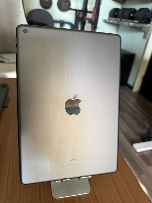 iPad 9th Gen 64GB + tastatură Logitech Combo Touch + accesorii