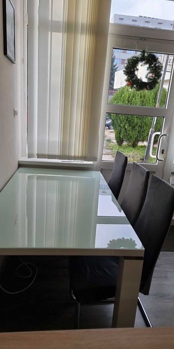 Продавам трапезна маса