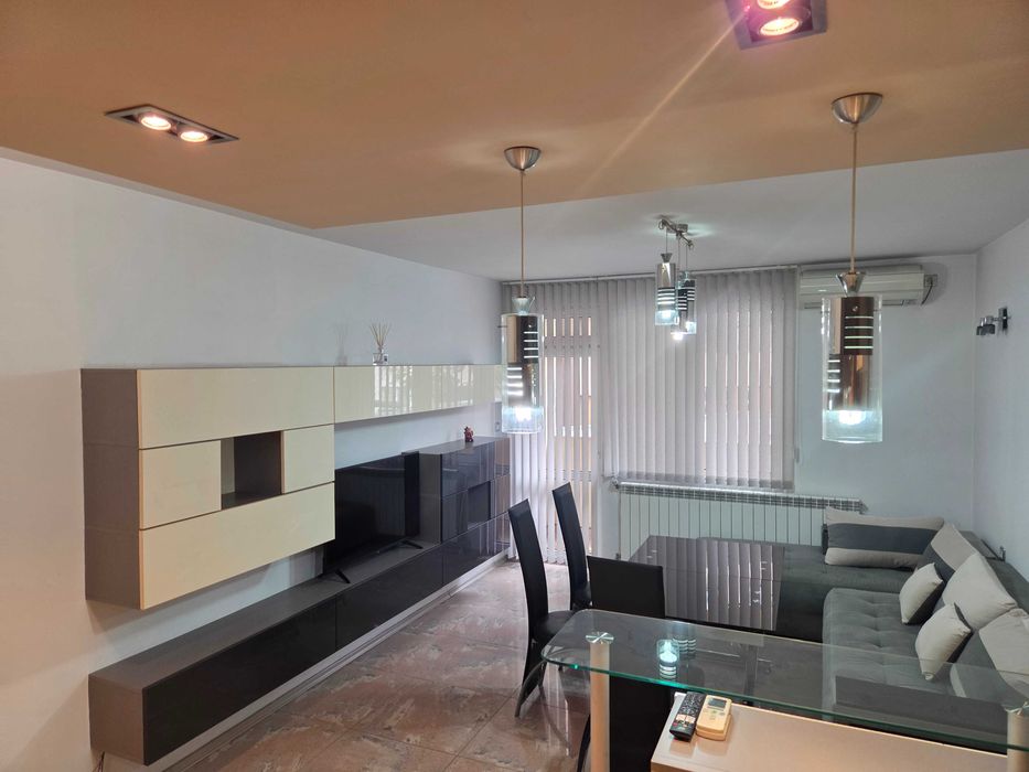 Продава се Тристаен апартамент в Плевен, Идеален център - 82 кв.м за 2244 €/кв.м - Снимка #1