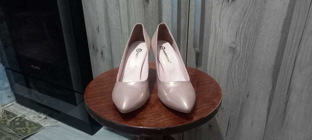 Продам женские босоножки на каблуке 40 размер