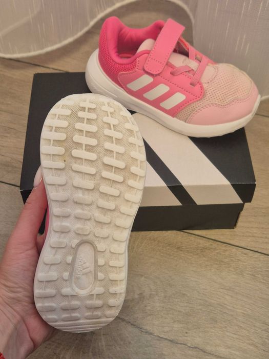 Маратонки Adidas, номер 25