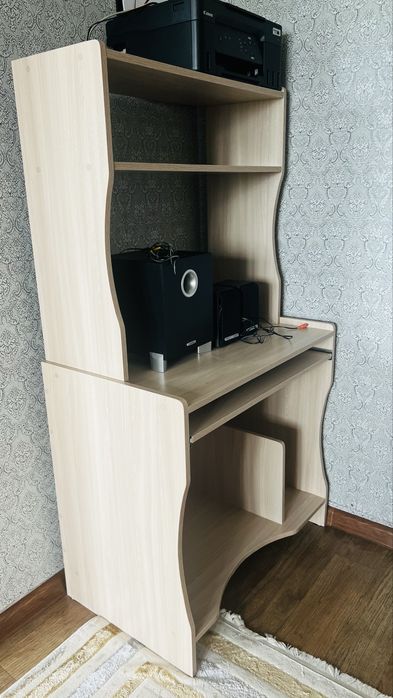 Продается компьютерный стол-стеллаж.
