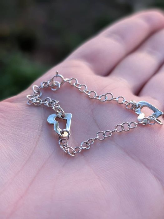 Veche bratara din argint de 925, cu pandantive inimioare copii