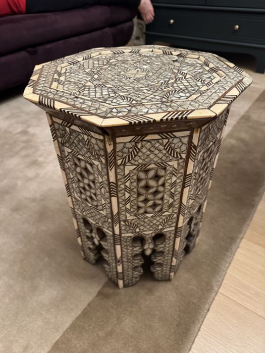 Masa orientala de colectie de vanzare