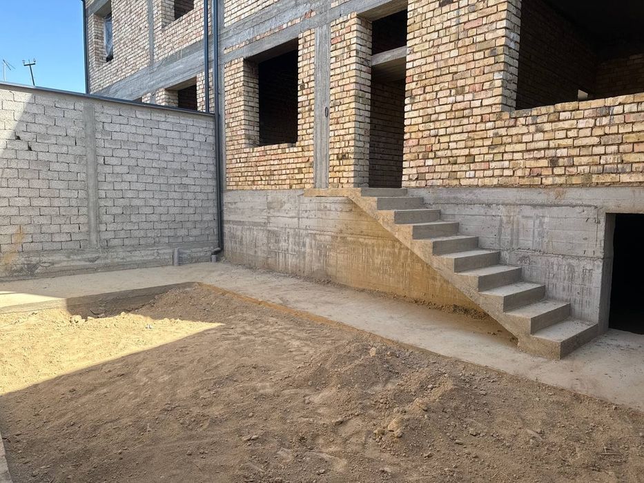 Uchastka sotiladi karobka holatda