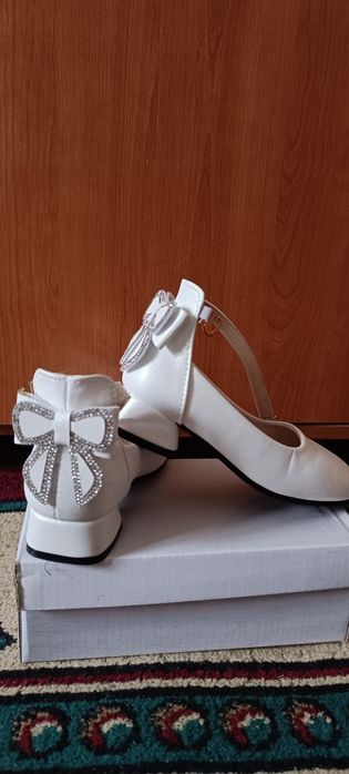 Нарядные белые туфли для девочки