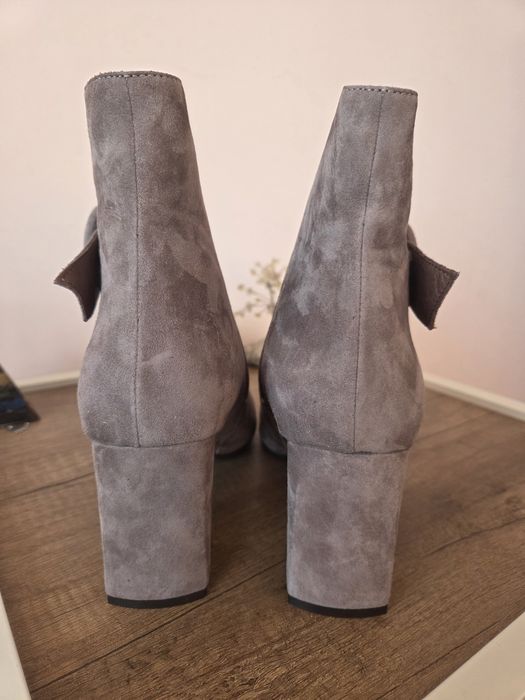 Бежови боти естествен велур Sara Pen