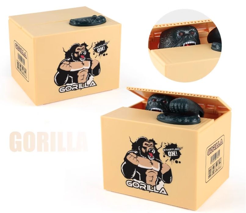 Детската касичка  е с формата на горила скрита в кутия