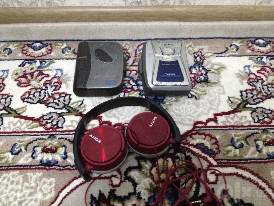 Плееры Sony Aiwa и наушники.