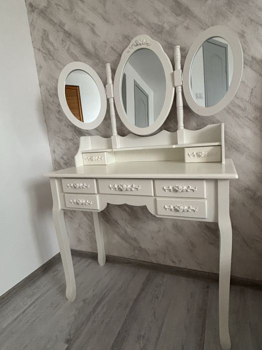 Masă de machiaj elegantă cu oglindă triplă – stare foarte bună!