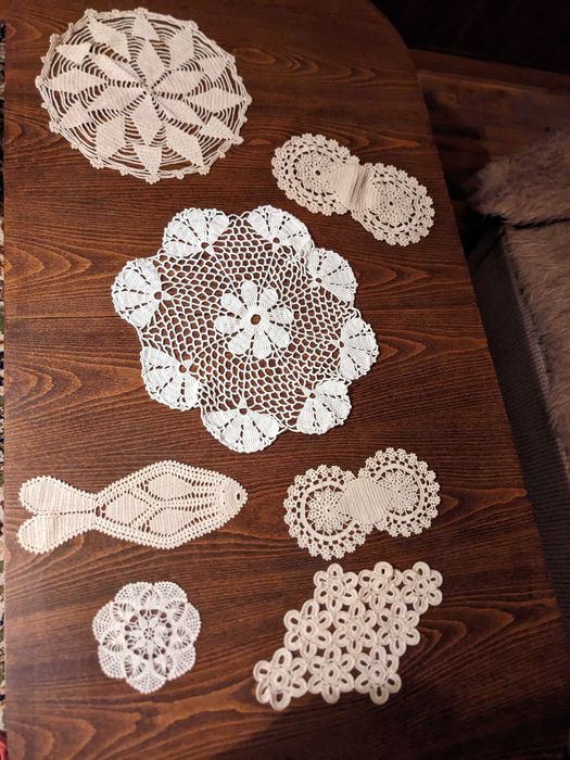 плетени тишлайфери за тоалетна масичка на една кука.