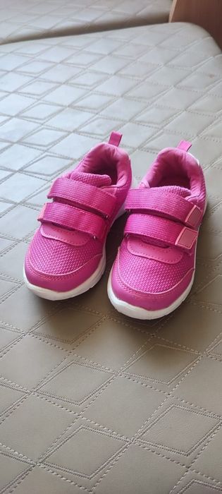 Продам кроссовки и сандали на девочку девочку