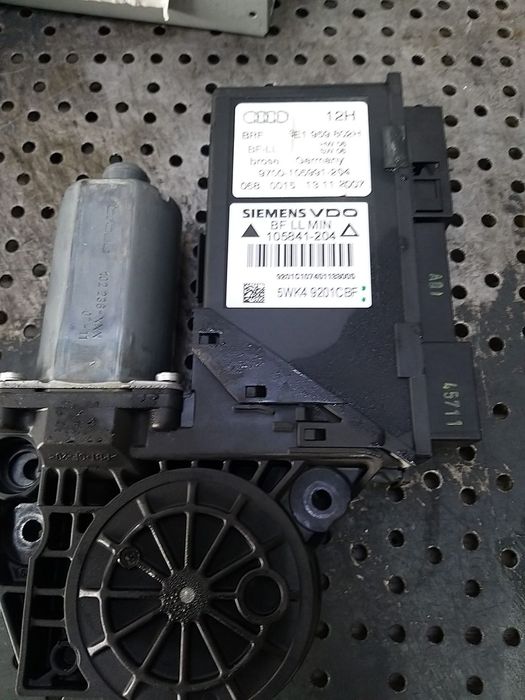 Motoras macara dreapta fata audi a4 b7 0130821764 8e1959802h 105841204 5wk49201cbf