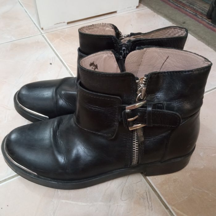 Детские сапоги  разные на девочку