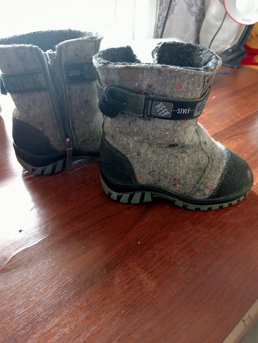 Продам валенки на мальчика 24 и 26 р