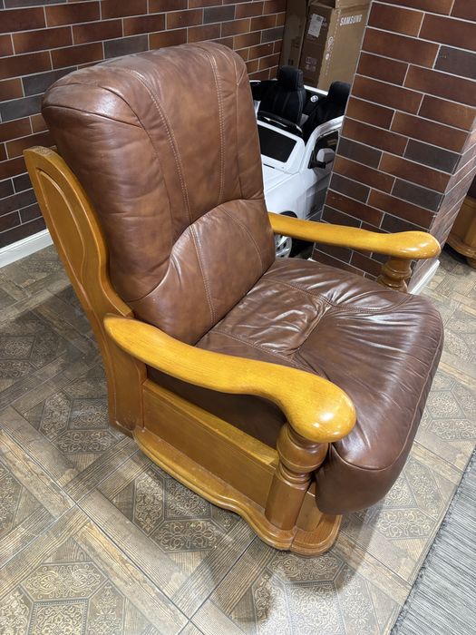 Продам  кожаный диван и 2 кресла