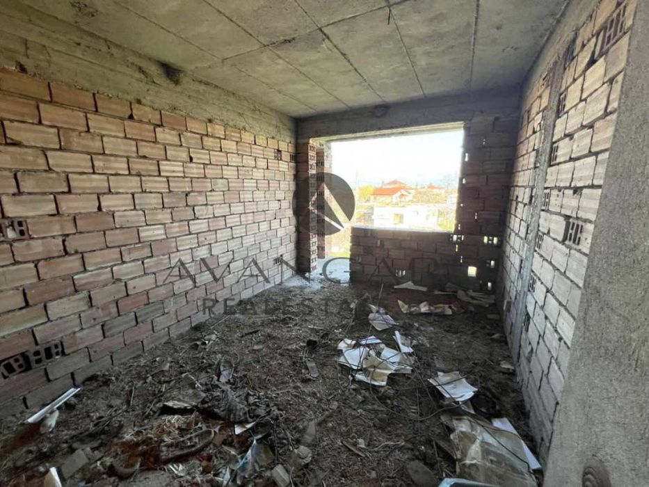 оф.24423 Самостоятелна къща с двор/ с. Скутаре