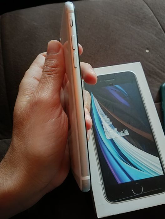 Iphone se 2022 като нов