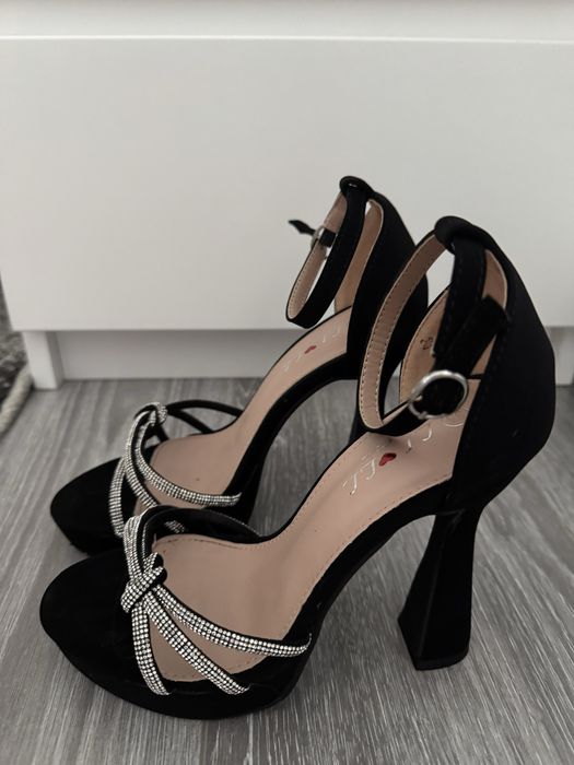 Sandale cu toc marimea 35