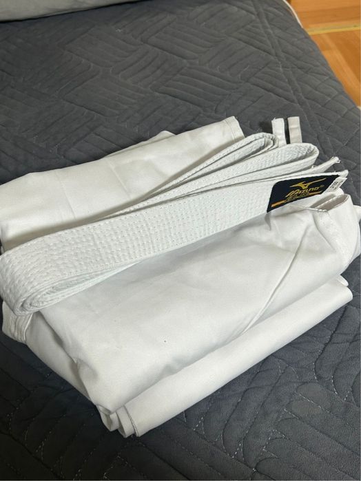 кимоно для карате с белым поясом