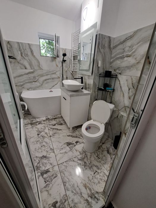 Închiriez apartament 2 camere în Mangalia – loc de parcare