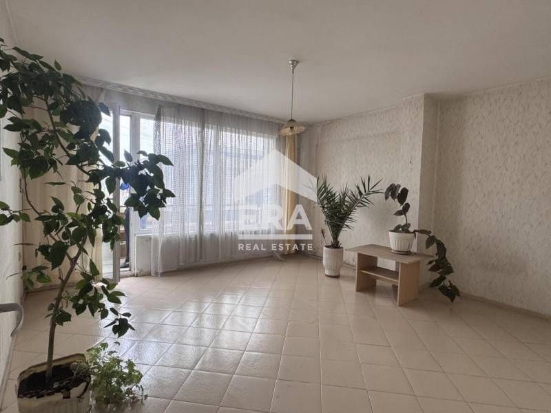 ЕКСКЛУЗИВНО! Тристаен апартамент на спирка Родина до МОЛ Варна