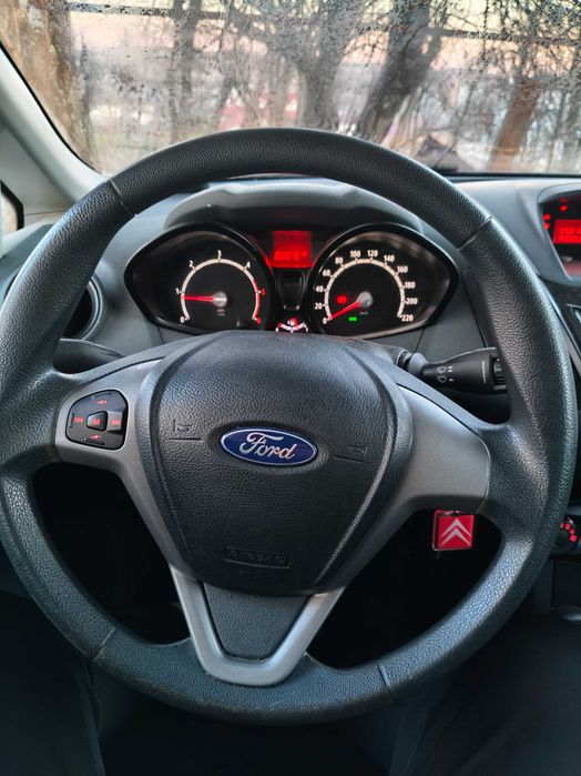 Vând Ford fiesta