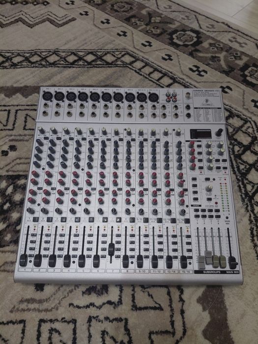 Vand Mixer Behringer Eurorack  UB2442FX-PRO