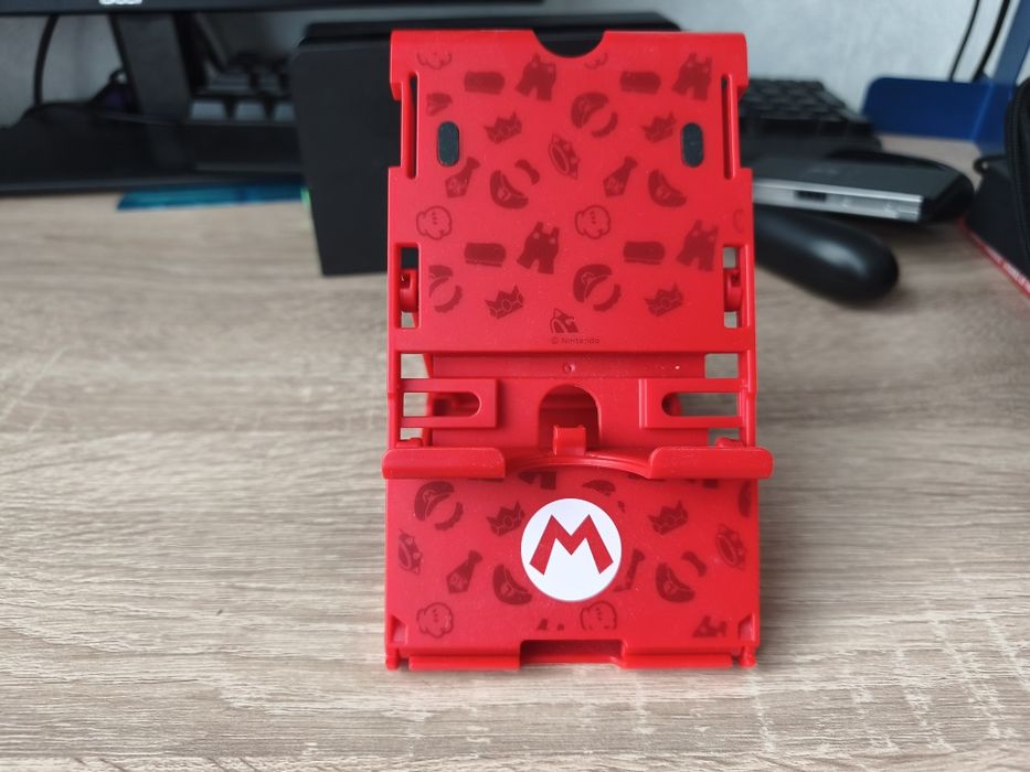 Продавам Nintendo Switch OLED в перфектно състояние с подарък калъф, стойка и игра