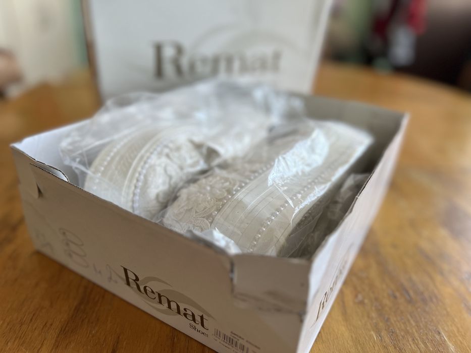 Чисто бели обувчици