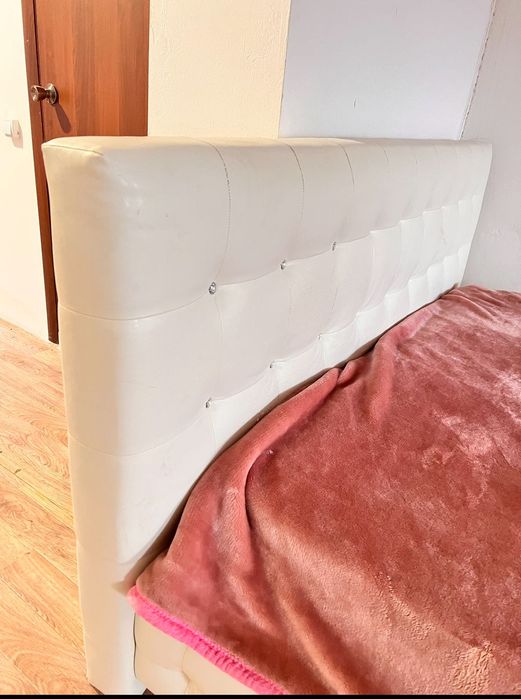 Кровать с матрасом 180/200