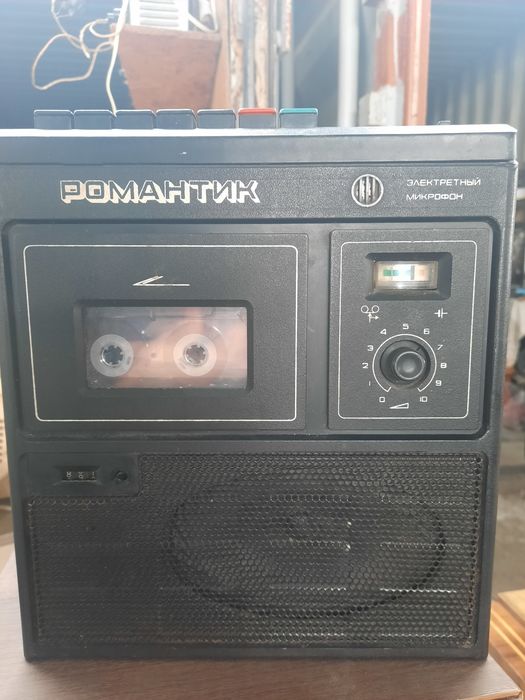 Продам магнитофон Романтик.