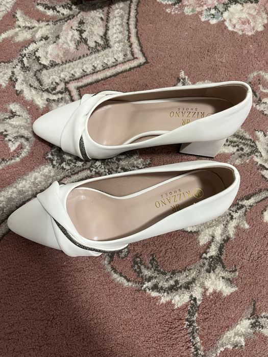 Продается в отличном состочнии туфли белые