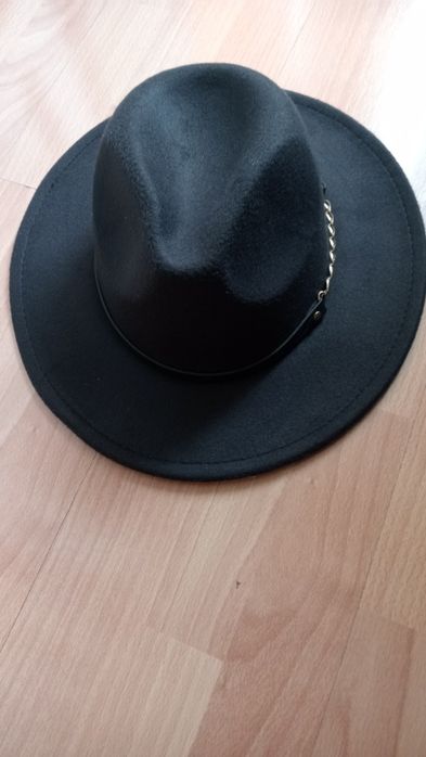 Pălării din postav cu borul mare.