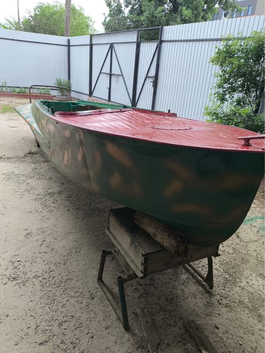 Лодка казанка с буями.