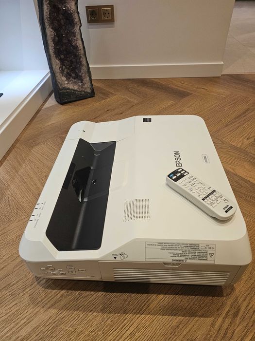 Videoproiector laser profesional UST (ultra short throw) EPSON-EB700U